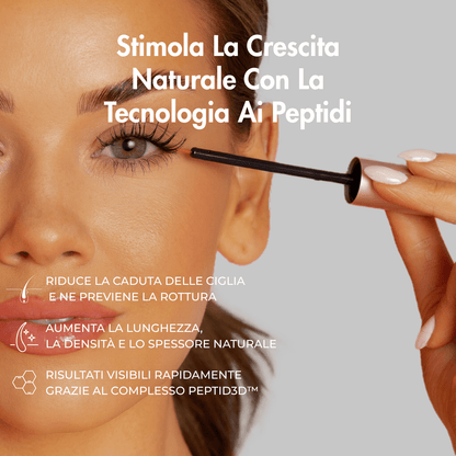 Donna che applica il siero ciglia LURIA con tecnologia ai peptidi per stimolare la crescita naturale.